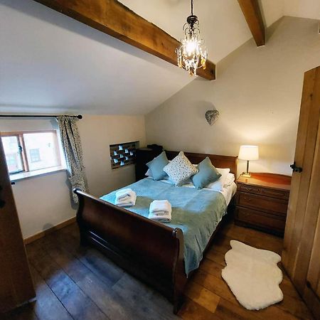 위럴 The Old Mill Barn With Hot Tub And Private Use Of Heated Pool 빌라 외부 사진
