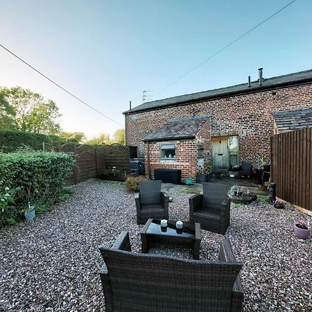 위럴 The Old Mill Barn With Hot Tub And Private Use Of Heated Pool 빌라 외부 사진
