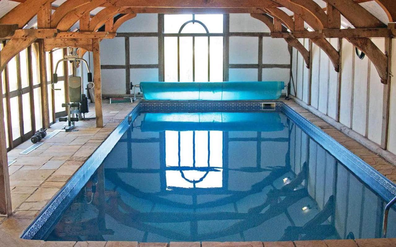 위럴 The Old Mill Barn With Hot Tub And Private Use Of Heated Pool 빌라 외부 사진
