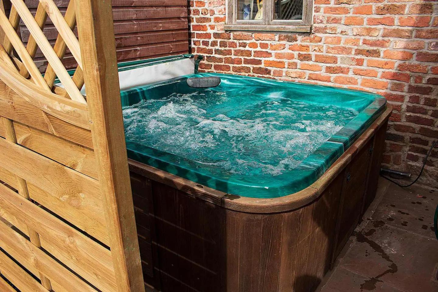 위럴 The Old Mill Barn With Hot Tub And Private Use Of Heated Pool 빌라 외부 사진