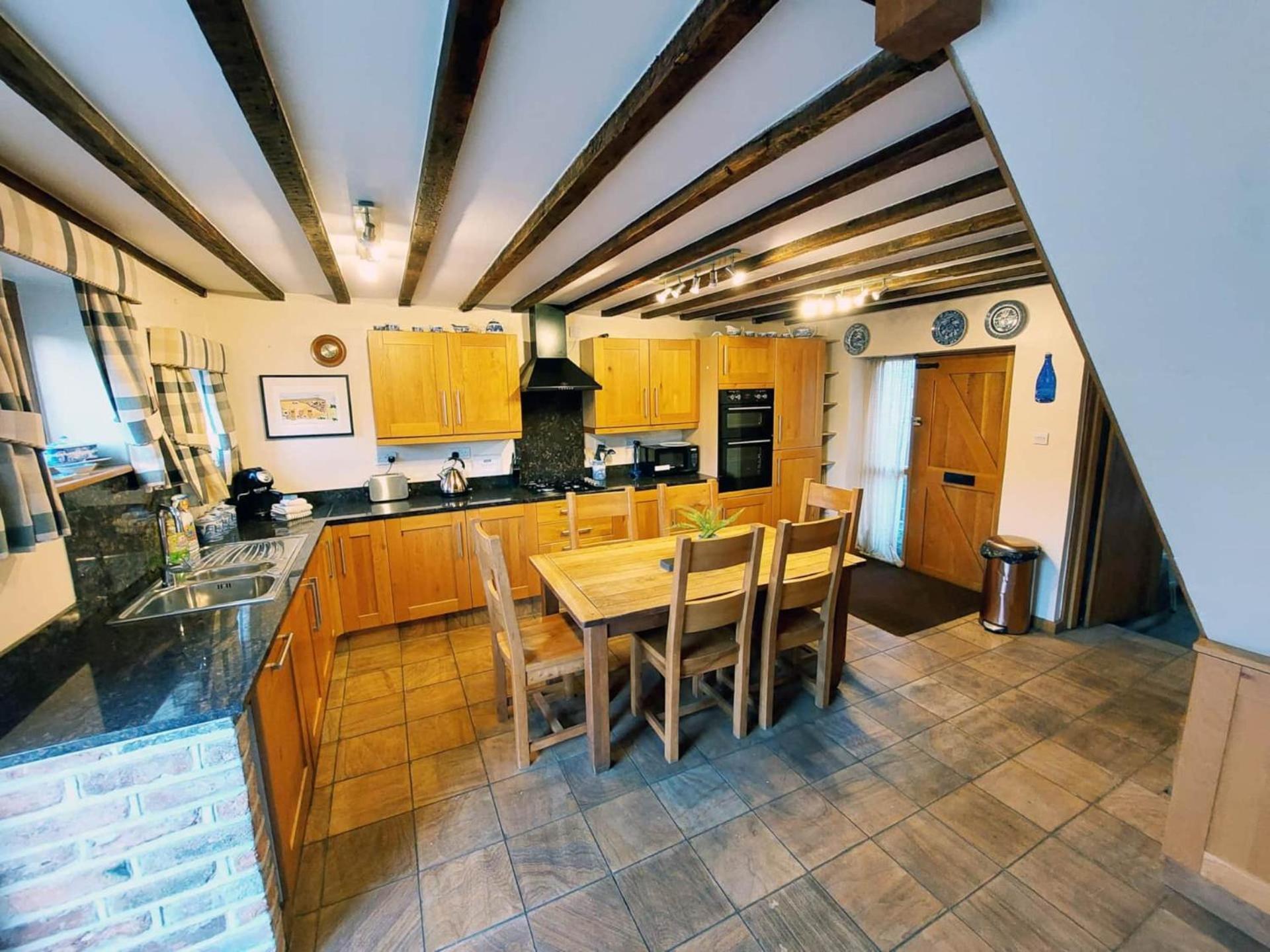 위럴 The Old Mill Barn With Hot Tub And Private Use Of Heated Pool 빌라 외부 사진