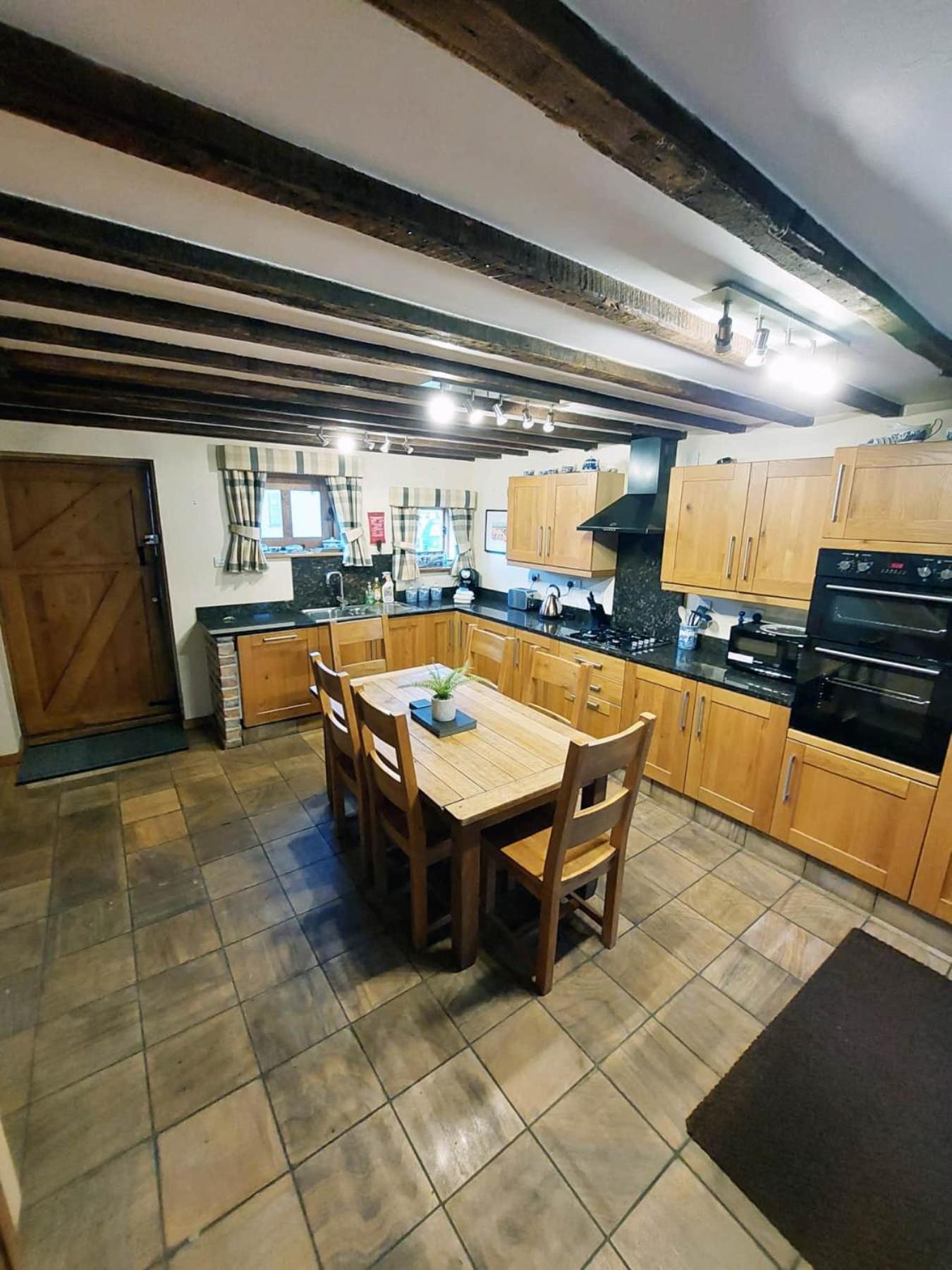 위럴 The Old Mill Barn With Hot Tub And Private Use Of Heated Pool 빌라 외부 사진