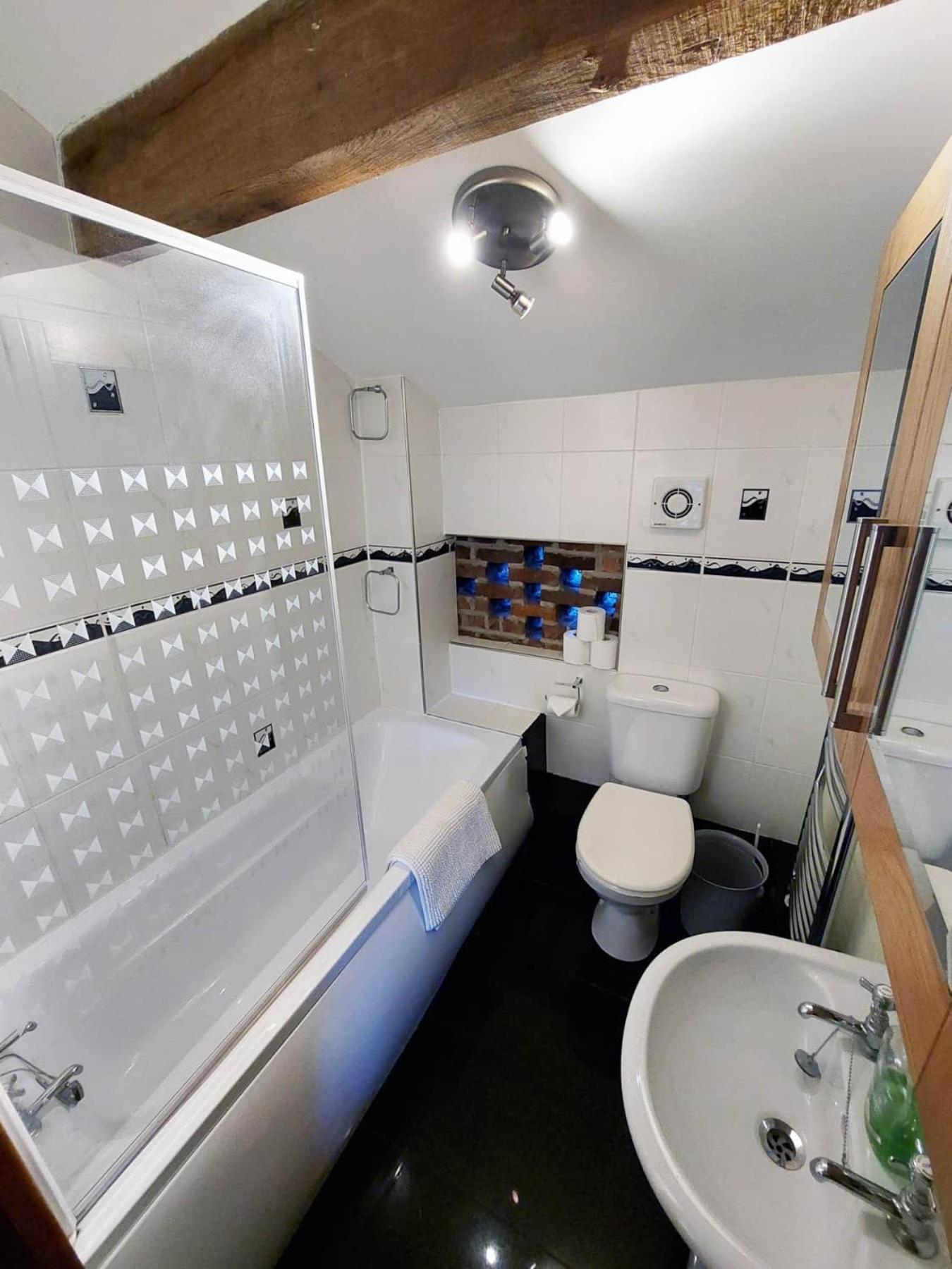 위럴 The Old Mill Barn With Hot Tub And Private Use Of Heated Pool 빌라 외부 사진
