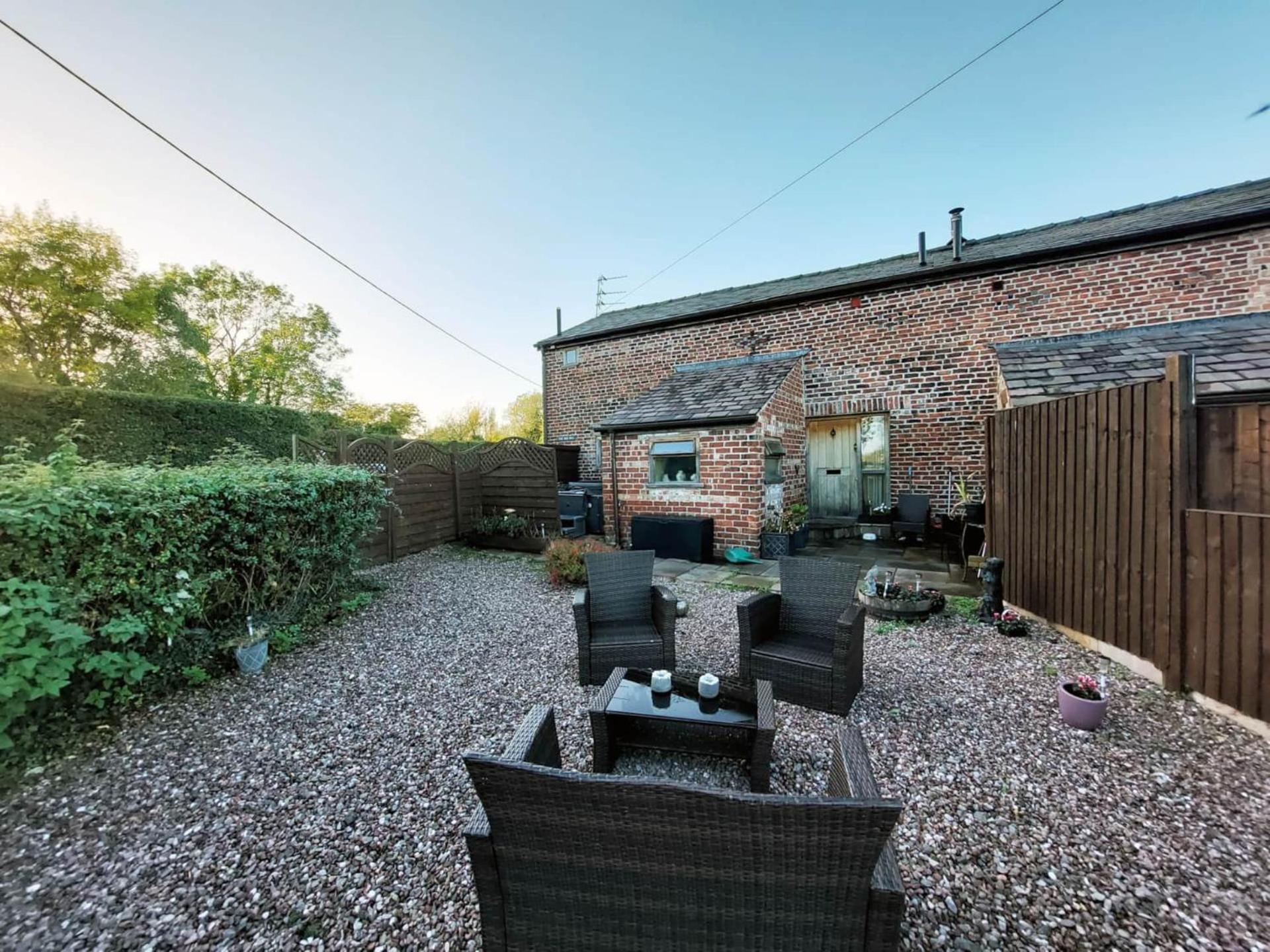 위럴 The Old Mill Barn With Hot Tub And Private Use Of Heated Pool 빌라 외부 사진