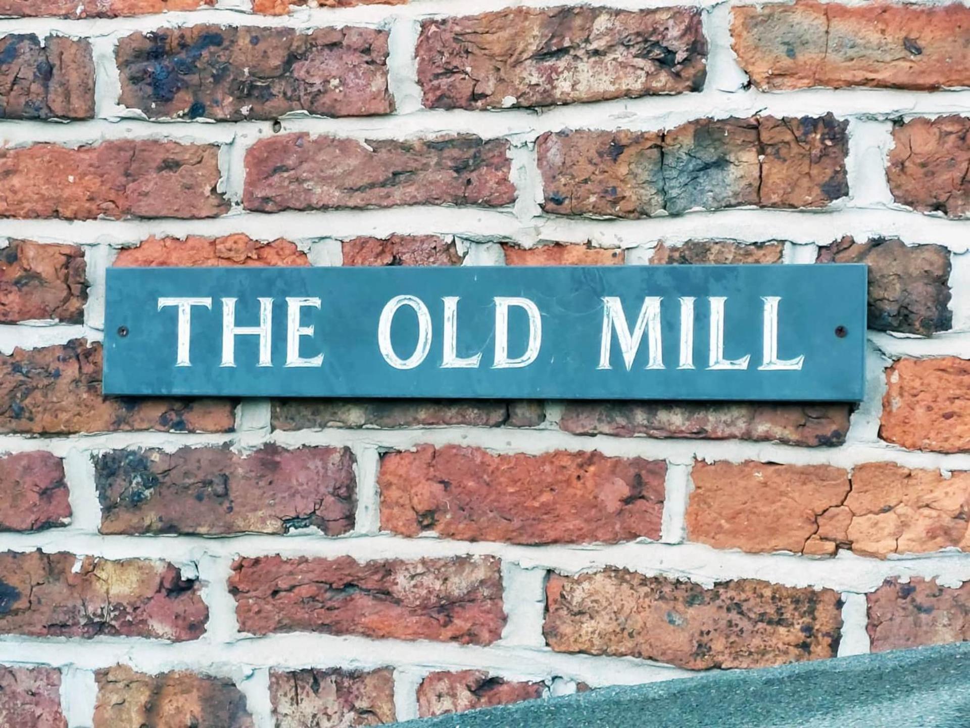 위럴 The Old Mill Barn With Hot Tub And Private Use Of Heated Pool 빌라 외부 사진