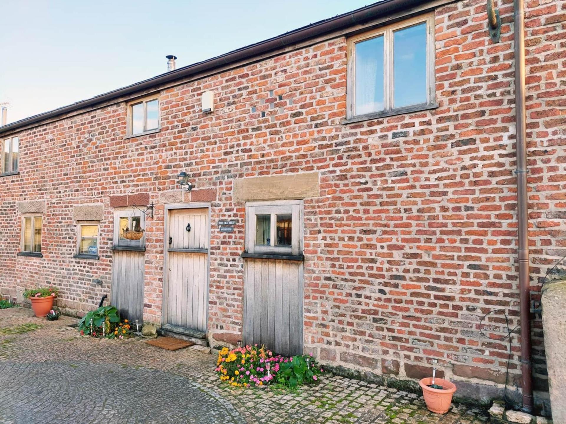 위럴 The Old Mill Barn With Hot Tub And Private Use Of Heated Pool 빌라 외부 사진